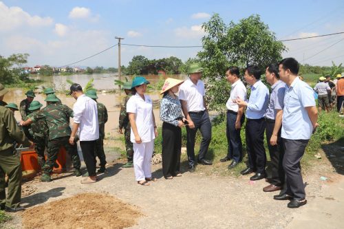 Kiểm tra, giám sát công tác phòng chống dịch tại địa bàn Hòa Tiến bị ngập lụt do ảnh hưởng của bão số 11