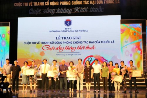 Nhiều bức tranh thể hiện mong ước của trẻ em được sống trong môi trường không khói thuốc