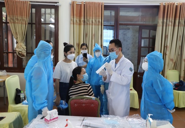 Tập huấn tự lấy mẫu, xét nghiệm test nhanh và hướng dẫn tổ chức tự test nhanh tại doanh nghiệp