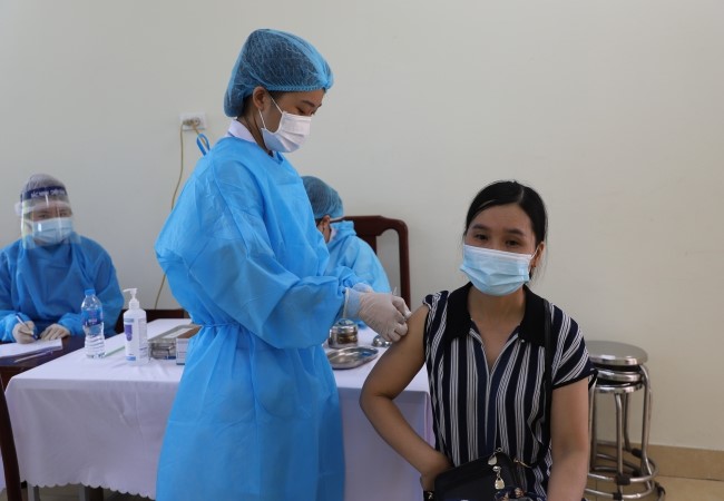 Hơn 2.300 người dân phường Ninh Xá được tiêm vắc xin phòng COVID-19