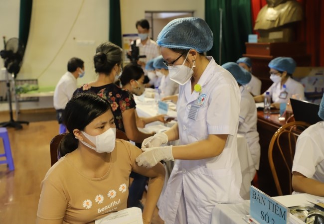 Tiêm phòng COVID-19 cho người trên 65 tuổi và người có bệnh mạn tính đợt 2