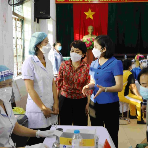 Hội LHPN tỉnh Bắc Ninh thăm hỏi, động viên, tặng quà nữ cán bộ y tế