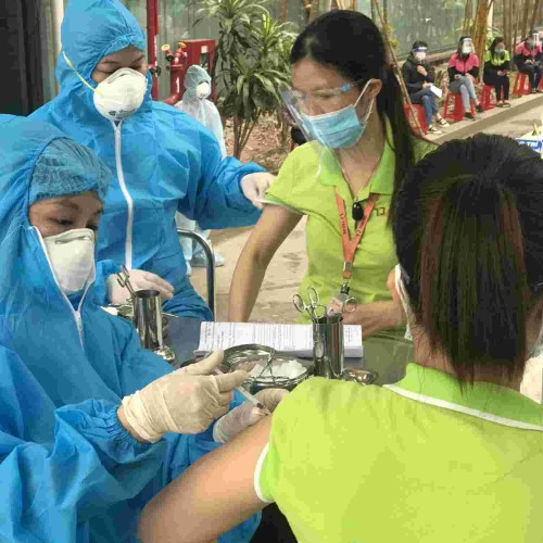 Tiêm vaccine phòng COVID-19, Việt Nam đã về đích trước 6 tháng