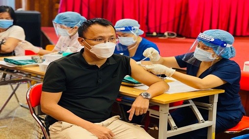 Chiều 12/2: Còn 10 tỉnh bao phủ mũi 2 vaccine phòng COVID-19 dưới 90%; Cả nước có 47 xã, phường thuộc ‘vùng đỏ’