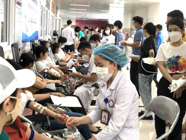 Y bác sĩ thu xếp công việc để đi “cho máu”