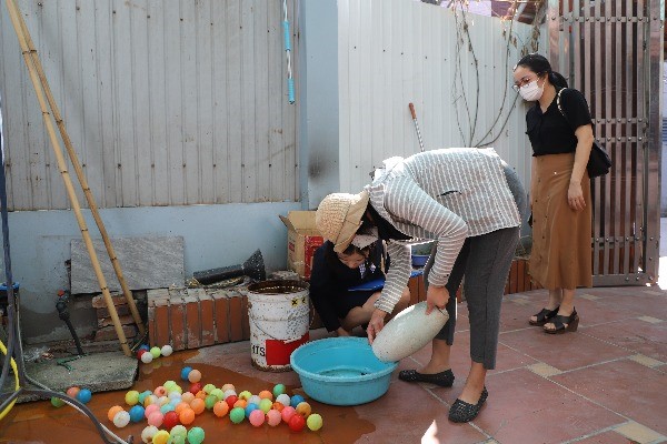 Triển khai xử lí ổ dịch sốt xuất huyết tại phường Tân Hồng, TP Từ Sơn
