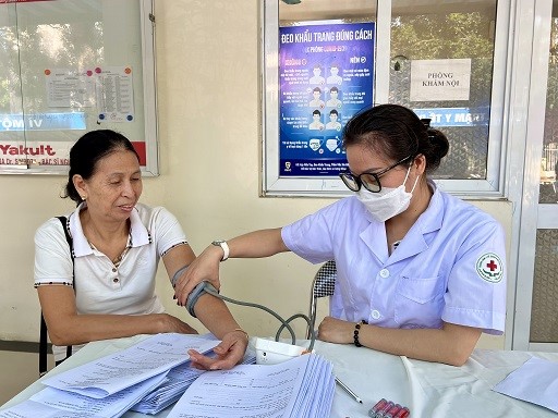 Hơn 900 người cao tuổi phường Suối Hoa được khám sức khỏe lồng ghép sàng lọc bệnh không lây nhiễm