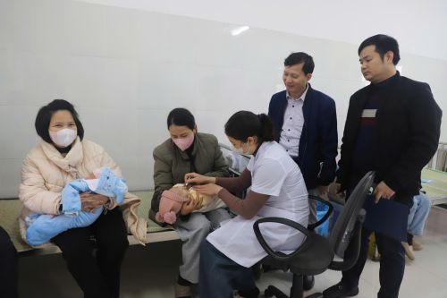 Giám sát triển khai uống vắc xin rota trong chương trình tiêm chủng mở rộng tại Nguyệt Đức và Trí Quả