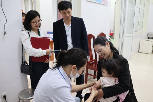 Giám sát công tác tiêm chủng tại trạm y tế xã Tân Dĩnh và trạm y tế xã Tiên Lục