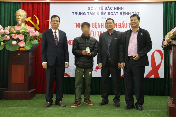 Những bệnh nhân đầu tiên điều trị HIV/AIDS bằng thuốc ARV từ quỹ BHYT