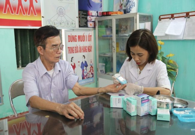 Khám bệnh, cấp thuốc miễn phí cho 120 đối tượng chính sách phường Khắc Niệm nhân dịp 27/7