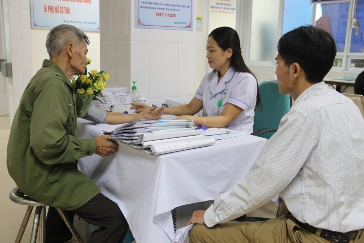 Thời tiết nắng nóng, bệnh nhân khám bệnh tăng cao