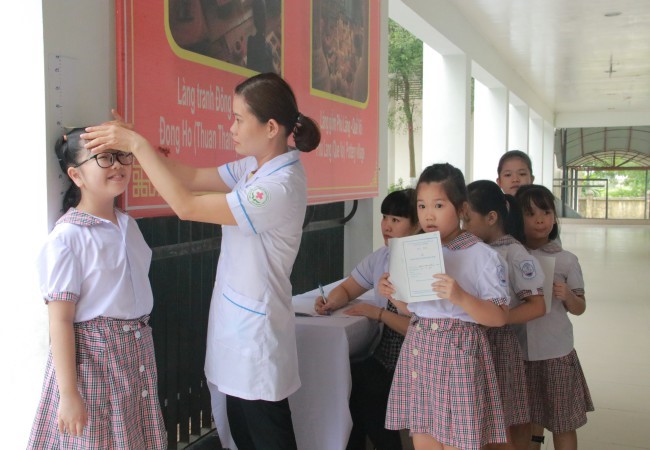 Hơn 1000 học sinh được khám sức khỏe định kì tại trường tiểu học Suối Hoa