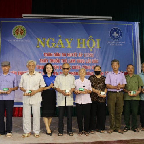 150 đối tượng chính sách được tư vấn phòng chữa bệnh tăng huyết áp và tặng quà