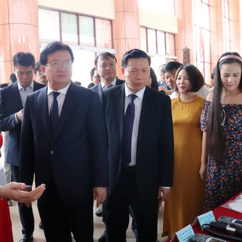 Phó thủ tướng Trịnh Đình Dũng thăm quan gian hàng dịch vụ y tế của Trung tâm kiểm soát bệnh tật tỉnh Bắc Ninh