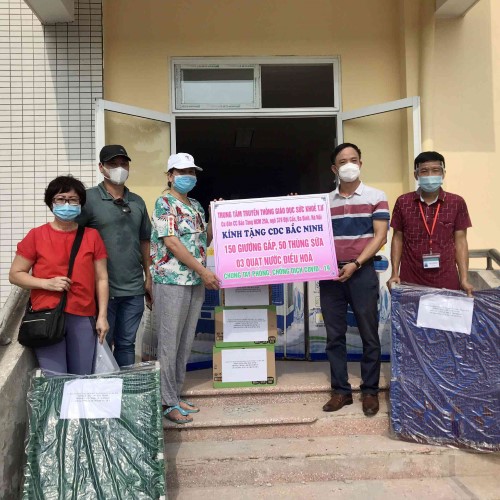 Trung tâm Truyền thông Giáo dục sức khỏe Trung ương ủng hộ CDC Bắc Ninh nhu yếu phẩm chống dịch COVID-19