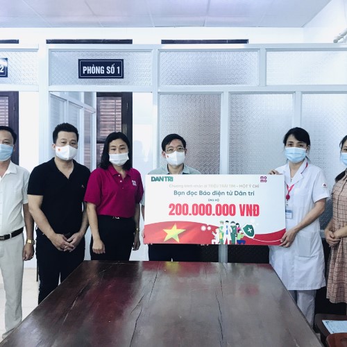 Báo Dân trí điện tử và bạn đọc tặng Trung tâm Kiểm soát bệnh tật tỉnh Bắc Ninh 200 triệu đồng