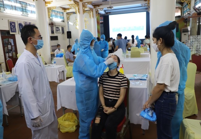 Tập huấn tự lấy mẫu, xét nghiệm test nhanh và hướng dẫn tổ chức tự test nhanh tại doanh nghiệp