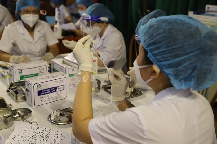Có thể tiêm mũi 2 vắc xin Pfizer cho người đã tiêm mũi 1 bằng Moderna và ngược lại