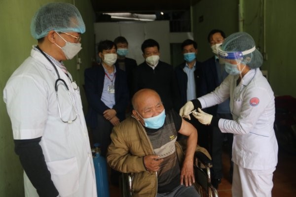 Tổ chức tiêm vắc xin tại nhà cho đối tượng nguy cơ cao không đến được các điểm tiêm