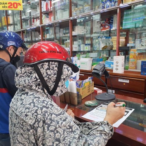 Điều kiện để mua thuốc điều trị COVID-19 và khuyến cáo thận trọng khi dùng?