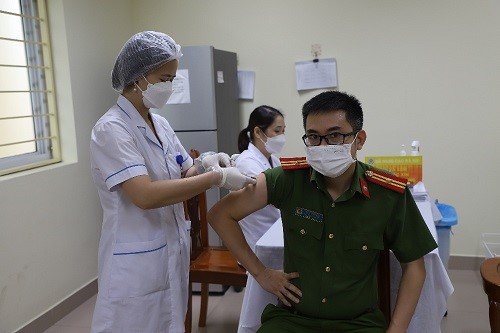 Hơn 100 chiến sĩ công an, cán bộ các Sở, ngành được tiêm vắc xin phòng COVID-19 mũi nhắc lại