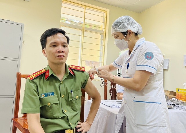 100% các đồng chí lãnh đạo, cán bộ, chiến sĩ Công an tỉnh đủ điều kiện được tiêm mũi 4 vắc xin phòng COVID-19