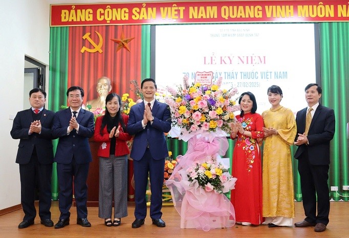 Chủ tịch UBND tỉnh Vương Quốc Tuấn dự lễ kỷ niệm 70 năm Ngày Thầy thuốc Việt Nam tại Trung tâm Kiểm soát bệnh tật