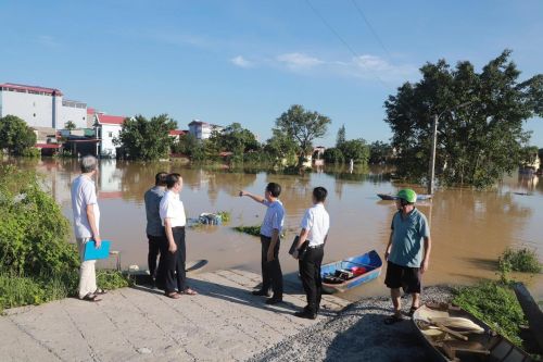 Giám sát, hướng dẫn công tác phòng chống dịch, Vệ sinh môi trường tại địa bàn Quang Châu, phường Nếnh bị ngập lụt do ảnh hưởng của bão số 11