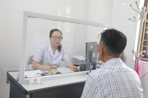 Chuyện chưa kể ở phòng tư vấn HIV/AIDS
