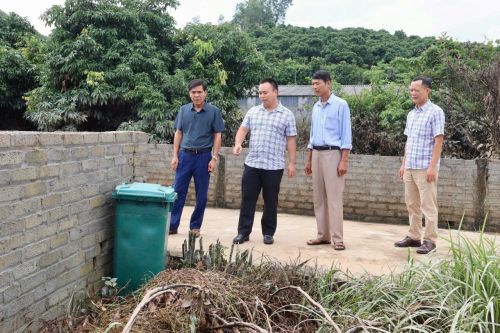 Giám sát, hướng dẫn công tác vệ sinh môi trường, phòng chống dịch bệnh sau mưa lũ tại phường Phượng Sơn và xã Lục Nam