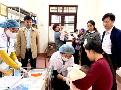 Giám sát công tác tiêm chủng tại Trạm Y tế xã Mỹ Thái