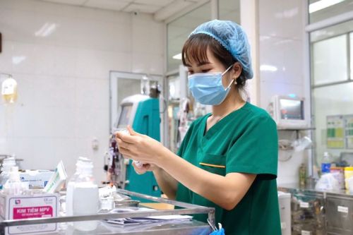 Nâng chính sách đãi ngộ, củng cố nguồn nhân lực y tế