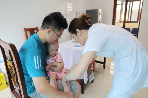 Tăng cường phòng chống bệnh sởi và các bệnh dự phòng bằng vắc xin