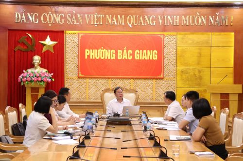 Tổ hỗ trợ nhập liệu của Sở Y tế làm việc với phường Bắc Giang về tháo gỡ một số khó khăn, vướng mắc trong rà soát, cập nhật dữ liệu khám sức khỏe người dân