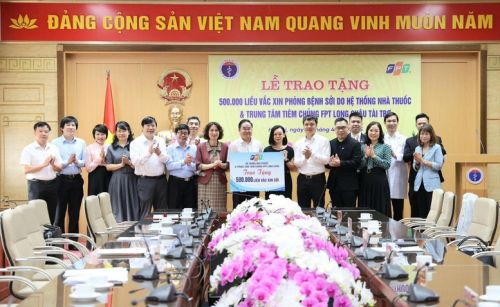 Bộ Y tế tiếp nhận 500.000 liều vaccine sởi do FPT Long Châu trao tặng